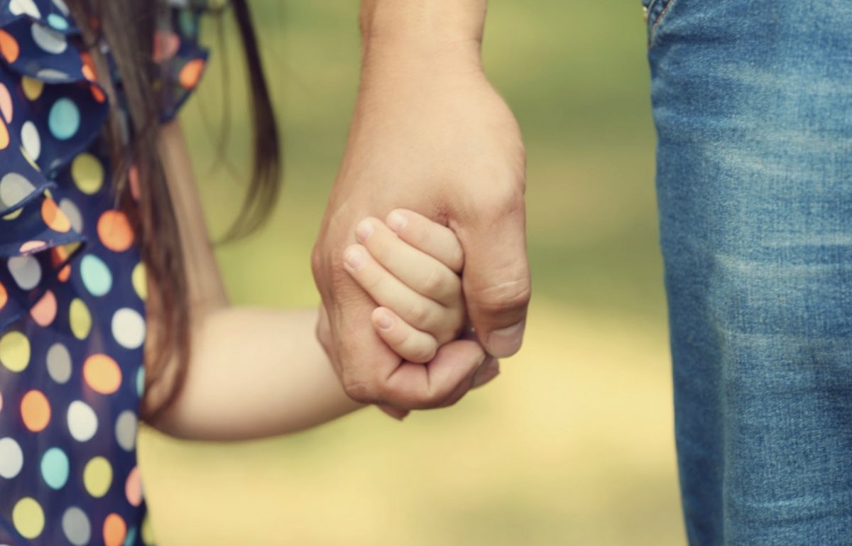 親子で手をつないで歩く