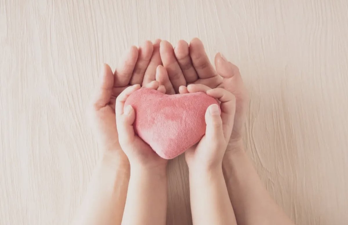 親子の手にハートを乗せたイメージ